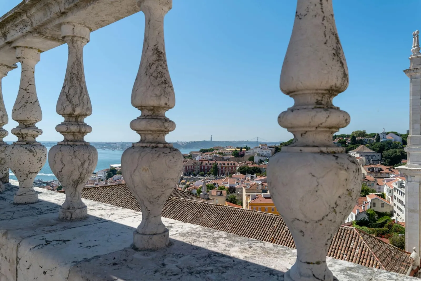 Vista de uma varanda em Lisboa ao entardecer, tom quente