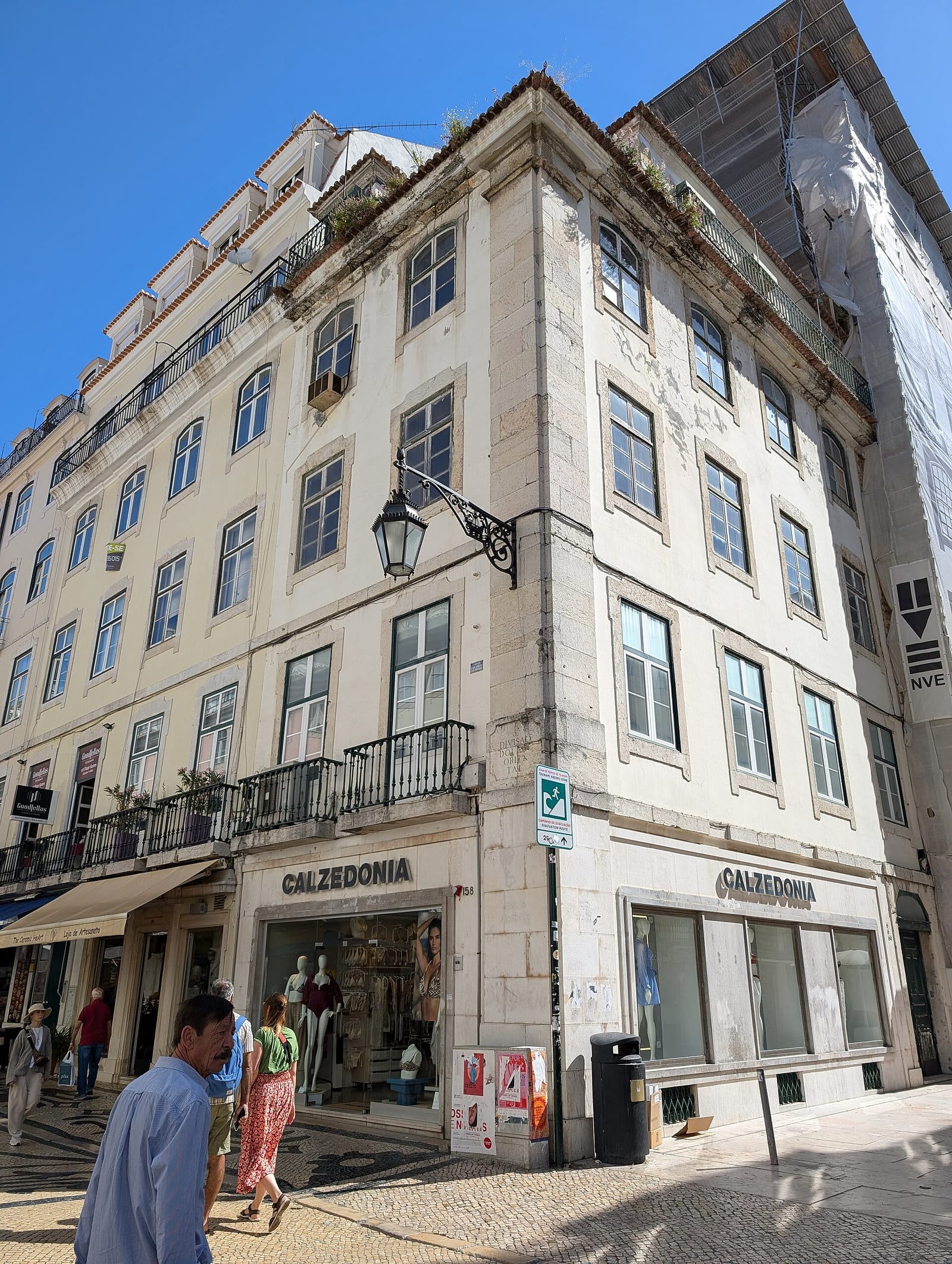 Prédio de habitação antigo na Rua Augusta, em Lisboa — tipologia comum de imóvel arrendado no centro da cidade